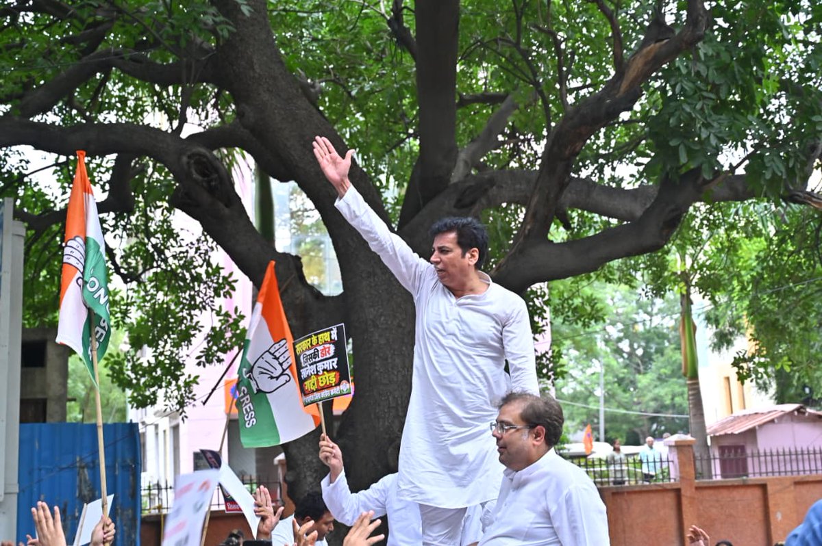 INCIndia's tweet photo. गद्दार ज्ञानेश कुमार ने 'वोट चोरी' कर जनता के अधिकारों को रौंदने का काम किया है।

ज्ञानेश कुमार से तुरंत इस्तीफा लेकर उन्हें जेल भेजा जाए।

📍दिल्ली https://t.co/6QRx7mmfWn