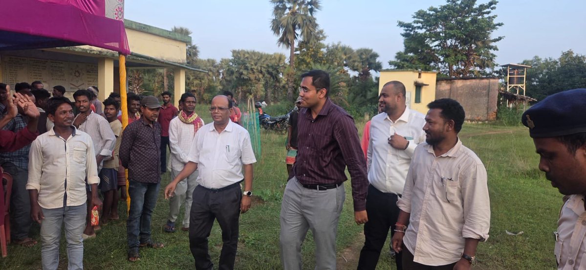 DumkaDc's tweet photo. मसलिया–रानीश्वर मेगा लिफ्ट सिंचाई परियोजना के तहत बिलकांदी पंचायत में किसानों के साथ उप विकास आयुक्त ने बैठक कर परिय���जना की प्रगति एवं सिंचाई सुविधा की स्थिति की जानकारी लेते हुए अधिकारियों को पाइपलाइन से वंचित स्थलों का स्थल निरीक्षण कर आवश्यक कार्रवाई सुनिश्चित करने का निर्देश दिया।

परियोजना से रानीश्वर प्रखंड की 4 पंचायतों के 65 गांवों के रैयतों को रबी फसल के लिए सिंचाई सुविधा मिलेगी। किसानों को गेहूं, सरसों, नारियल सहित अन्य फसलों की खेती के लिए प्रोत्साहित किया गया। सिंचाई सुविधा का लाभ समयबद्ध रूप से किसानों तक पहुंचाना सुनिश्चित करने का निर्देश भी दिया गया।

@HemantSorenJMM @prdjharkhand
#Dumka #Irrigation #Kisan #Jharkhand