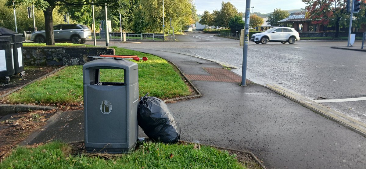 AlistairFergu11's tweet photo. 2 bags on Leven pathway &amp; 1 at retail park. All bins removed except at McD's. Guess what the biggest pickup, yep the Golden Arches bags etc.  #litterpicking #litterfree #ReportingLitter #keepbritaintidy #LeaveNoTrace #KeepScotlandtidy
#WDCouncil #bigclydecleanup #greentangerine https://t.co/k3Ub5DZjkN