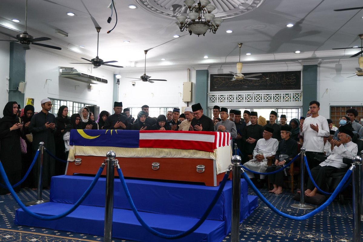 fahmi_fadzil's tweet photo. ISTIADAT PENGEBUMIAN NEGARA BUAT TUN DR SITI HASMAH 🕊️

Hari ini, negara kehilangan sebuah permata... seorang insan yang bukan sahaja dikenang sebagai isteri kepada seorang negarawan, tetapi turut dianggap sebagai ibu kepada sebuah generasi.

Puluhan tahun kita melihat Allahyarhamah di sisi Tun Dr Mahathir Mohamad. Dalam perjalanan panjang itu, Allahyarhamah bukan sekadar seorang isteri yang setia menemani, tetapi insan yang berkongsi segala cabaran, pengorbanan, suka dan duka, serta jatuh bangun kehidupan bersama.

Allahyarhamah Tun Dr Hasmah Mohamad Ali diberikan Istiadat Pengebumian Negara dan disemadikan di Pusara Negara, Putrajaya.

Semoga Allah SWT mencucuri rahmat ke atas roh Allahyarhamah, mengampuni segala dosanya dan menempatkannya dalam kalangan orang beriman dan beramal soleh.

Al-Fatihah. 🤲🏼