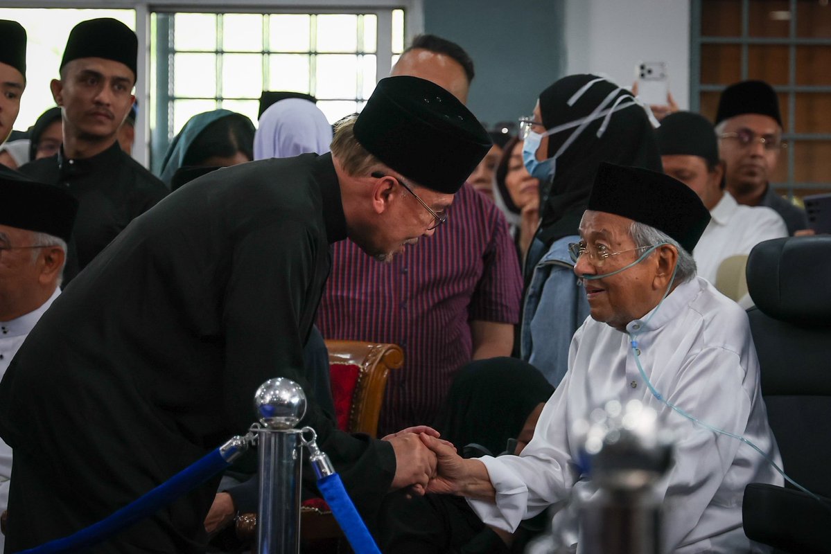 fahmi_fadzil's tweet photo. ISTIADAT PENGEBUMIAN NEGARA BUAT TUN DR SITI HASMAH 🕊️

Hari ini, negara kehilangan sebuah permata... seorang insan yang bukan sahaja dikenang sebagai isteri kepada seorang negarawan, tetapi turut dianggap sebagai ibu kepada sebuah generasi.

Puluhan tahun kita melihat Allahyarhamah di sisi Tun Dr Mahathir Mohamad. Dalam perjalanan panjang itu, Allahyarhamah bukan sekadar seorang isteri yang setia menemani, tetapi insan yang berkongsi segala cabaran, pengorbanan, suka dan duka, serta jatuh bangun kehidupan bersama.

Allahyarhamah Tun Dr Hasmah Mohamad Ali diberikan Istiadat Pengebumian Negara dan disemadikan di Pusara Negara, Putrajaya.

Semoga Allah SWT mencucuri rahmat ke atas roh Allahyarhamah, mengampuni segala dosanya dan menempatkannya dalam kalangan orang beriman dan beramal soleh.

Al-Fatihah. 🤲🏼