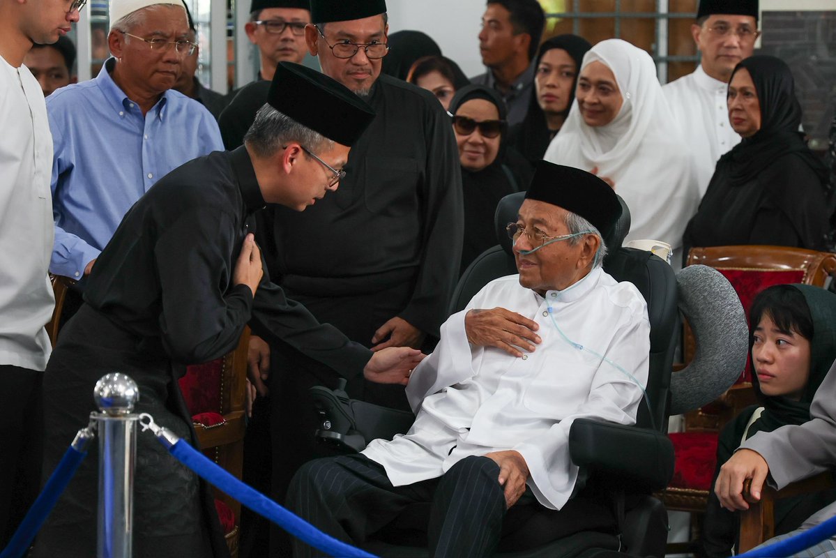 fahmi_fadzil's tweet photo. ISTIADAT PENGEBUMIAN NEGARA BUAT TUN DR SITI HASMAH 🕊️

Hari ini, negara kehilangan sebuah permata... seorang insan yang bukan sahaja dikenang sebagai isteri kepada seorang negarawan, tetapi turut dianggap sebagai ibu kepada sebuah generasi.

Puluhan tahun kita melihat Allahyarhamah di sisi Tun Dr Mahathir Mohamad. Dalam perjalanan panjang itu, Allahyarhamah bukan sekadar seorang isteri yang setia menemani, tetapi insan yang berkongsi segala cabaran, pengorbanan, suka dan duka, serta jatuh bangun kehidupan bersama.

Allahyarhamah Tun Dr Hasmah Mohamad Ali diberikan Istiadat Pengebumian Negara dan disemadikan di Pusara Negara, Putrajaya.

Semoga Allah SWT mencucuri rahmat ke atas roh Allahyarhamah, mengampuni segala dosanya dan menempatkannya dalam kalangan orang beriman dan beramal soleh.

Al-Fatihah. 🤲🏼