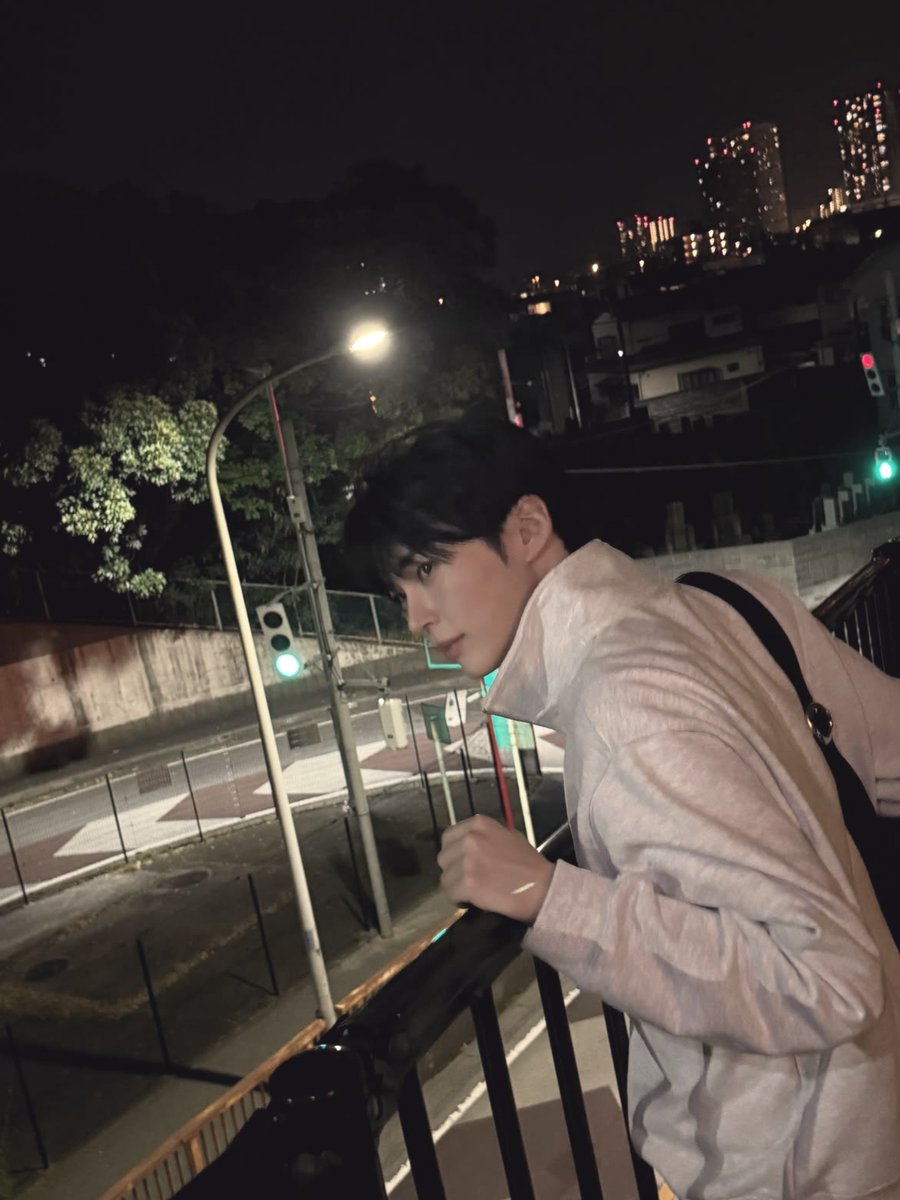 hanntbin's tweet photo. Mightnight  and  streetlights  surrounds. https://t.co/IWdjlilkP5