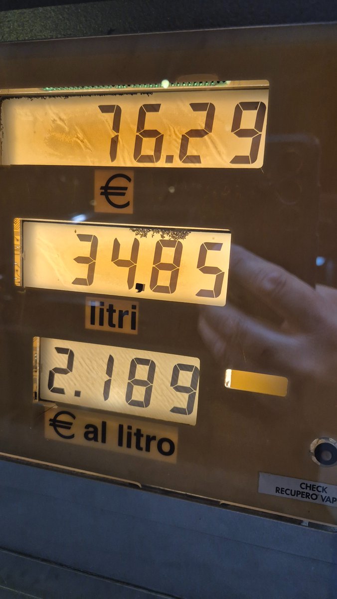 FDICENSI's tweet photo. @galeazzobignami Io penso che ieri ho fatto il pieno ad una utilitaria del 2008, 1.200 di cilindrata, quindi il mio pensiero verso questo governo e questa maggioranza, a cui serve distrarre gli italiani, è:
#Mortaccivostra
#meloni #cazzara
#melo https://t.co/etQeKJAhOs