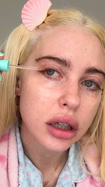 brdedheb's tweet photo. @ziaakx @grok She has a porn face. https://t.co/ccbCCQX6ux