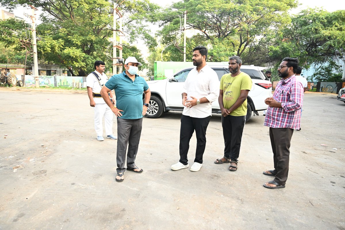 MCTTirupati's tweet photo. తిరుపతి నగరపాలక సంస్థ పరిధిలోని పలు ప్రాంతాల్లో సోమవారం ఉదయం పారిశుధ్య పనులను పరిశీలిస్తున్న కమిషనర్ ఎం. జయకృష్ణ, ఐఏఎస్ గారు. పారిశుద్ధ్య పనులు మెరుగా చేపట్టాలని, అన్న కాంటీన్ల శుభ్రంగా ఉంచాలని సిబ్బందిని ఆదేశించారు.
#Tirupati #cdma_municipal #cleantirupati #AnnaCanteen #MCT https://t.co/0NbK8oOgsM