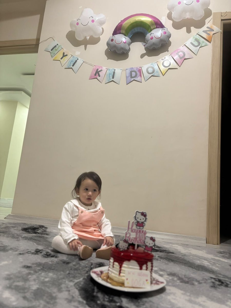 EnderIV's tweet photo. 3 yıldır ailemizden ayrıyız. Doğum günlerinde bile çocuklarımızın yanında olamadık. Mazerete bağlı yer değişikliği başvurusu kabul edilen öğretmenlerin aile birliği için çözüm bekliyoruz. @Yusuf__Tekin
#AileninSesiCumhurunReisi
#KadimSorumlulukBekliyoruz https://t.co/m4QQmTUFMz