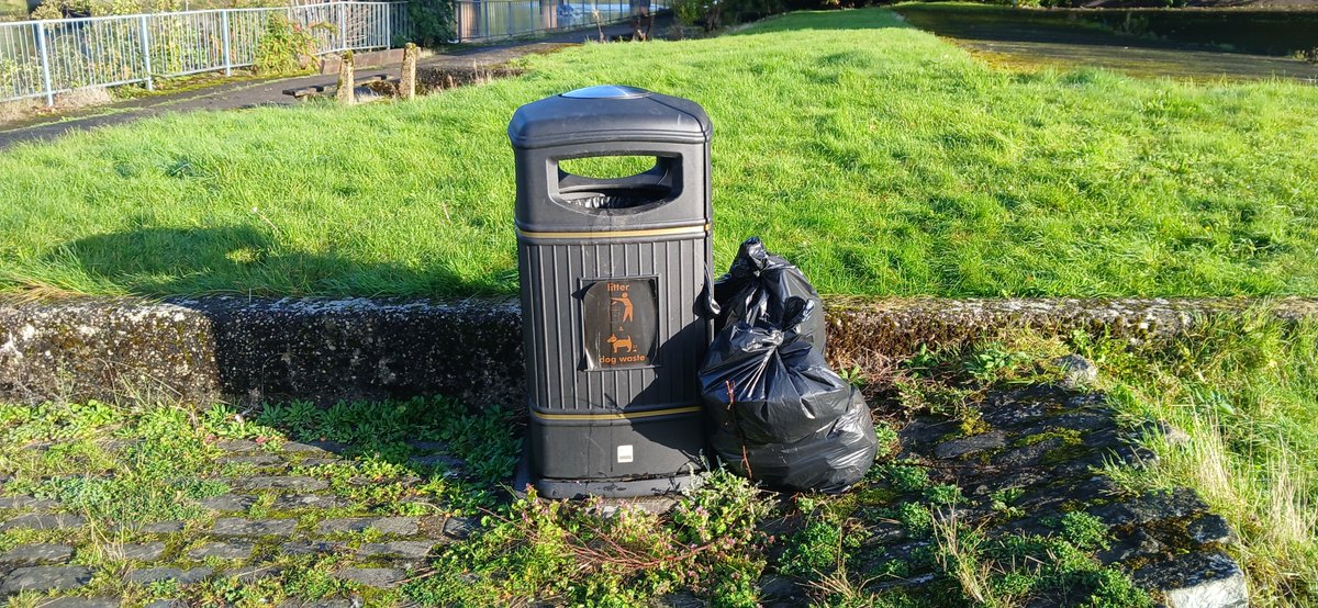 AlistairFergu11's tweet photo. 2 bags on Leven pathway &amp; 1 at retail park. All bins removed except at McD's. Guess what the biggest pickup, yep the Golden Arches bags etc.  #litterpicking #litterfree #ReportingLitter #keepbritaintidy #LeaveNoTrace #KeepScotlandtidy
#WDCouncil #bigclydecleanup #greentangerine https://t.co/k3Ub5DZjkN