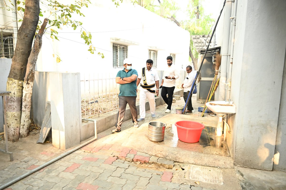 MCTTirupati's tweet photo. తిరుపతి నగరపాలక సంస్థ పరిధిలోని పలు ప్రాంతాల్లో సోమవారం ఉదయం పారిశుధ్య పనులను పరిశీలిస్తున్న కమిషనర్ ఎం. జయకృష్ణ, ఐఏఎస్ గారు. పారిశుద్ధ్య పనులు మెరుగా చేపట్టాలని, అన్న కాంటీన్ల శుభ్రంగా ఉంచాలని సిబ్బందిని ఆదేశించారు.
#Tirupati #cdma_municipal #cleantirupati #AnnaCanteen #MCT https://t.co/0NbK8oOgsM