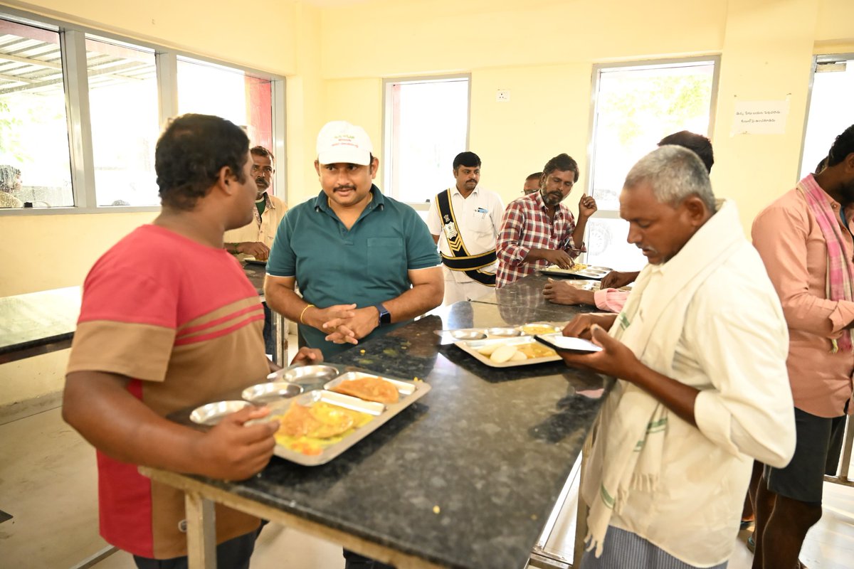 MCTTirupati's tweet photo. తిరుపతి నగరపాలక సంస్థ పరిధిలోని పలు ప్రాంతాల్లో సోమవారం ఉదయం పారిశుధ్య పనులను పరిశీలిస్తున్న కమిషనర్ ఎం. జయకృష్ణ, ఐఏఎస్ గారు. పారిశుద్ధ్య పనులు మెరుగా చేపట్టాలని, అన్న కాంటీన్ల శుభ్రంగా ఉంచాలని సిబ్బందిని ఆదేశించారు.
#Tirupati #cdma_municipal #cleantirupati #AnnaCanteen #MCT https://t.co/0NbK8oOgsM