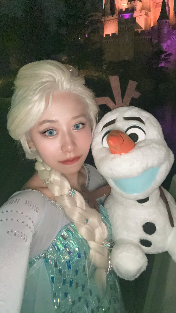 lua____00's tweet photo. 昨日は氷ドレスのエルサ❄️
オラフと一緒にお出かけしたよ⛄️

 #Dハロ仮装2026
 #Dハロ仮装 https://t.co/OoeSDr3mER