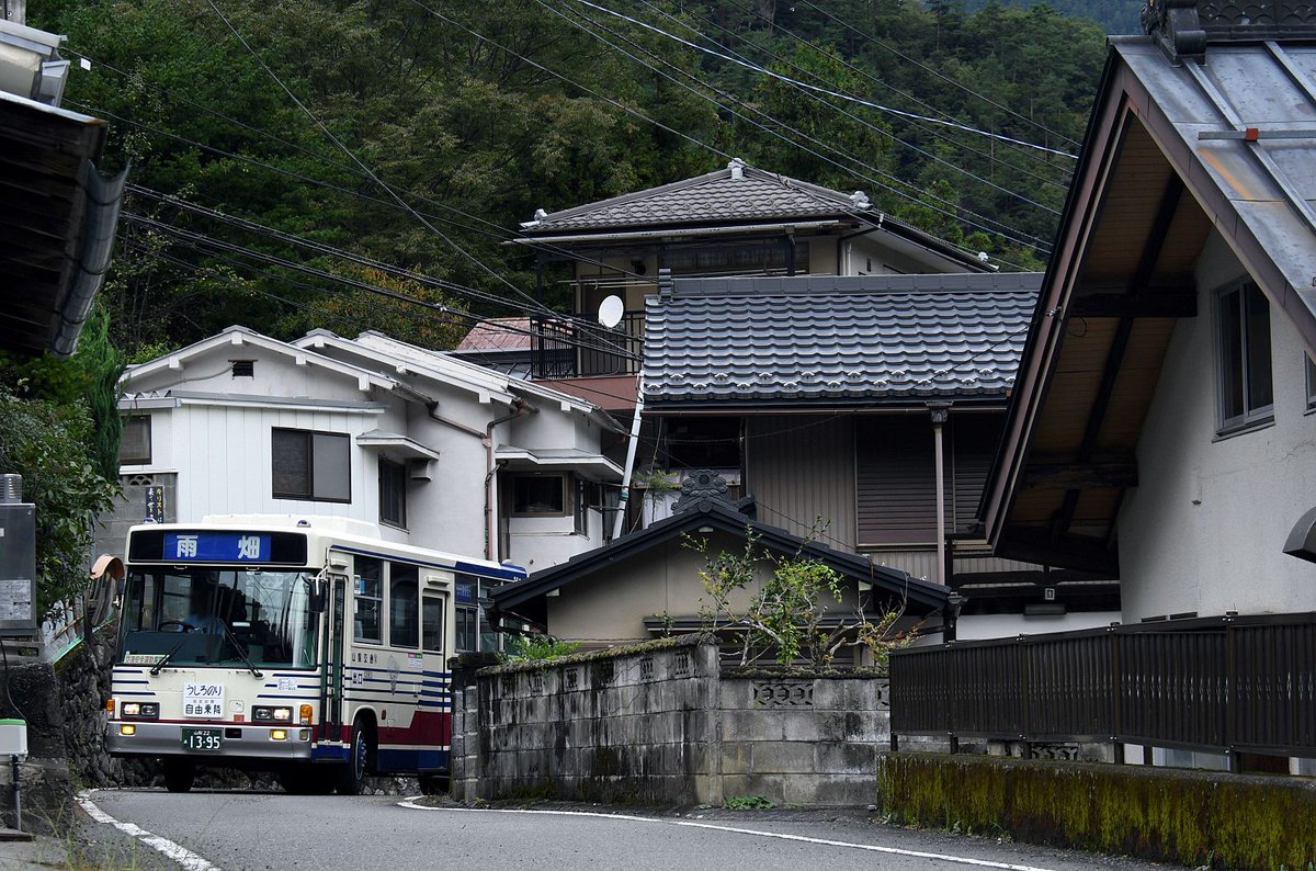 syakke_kirimi's tweet photo. 過日は唯一「雨畑」幕を残すC663をお借りして
山梨交通雨畑線の廃線再現を実施しました。

狭隘な終点集落通過で驚かせないよう
事前に自治体にも相談し、
路線現役時代に経験のある運転士さんを
指名でお願いし、構想2年
ついに実施できました。

＃いざ早川復活雨畑線の旅
山梨交通 C663(KC-LR333F) https://t.co/RLrkBdo1pY