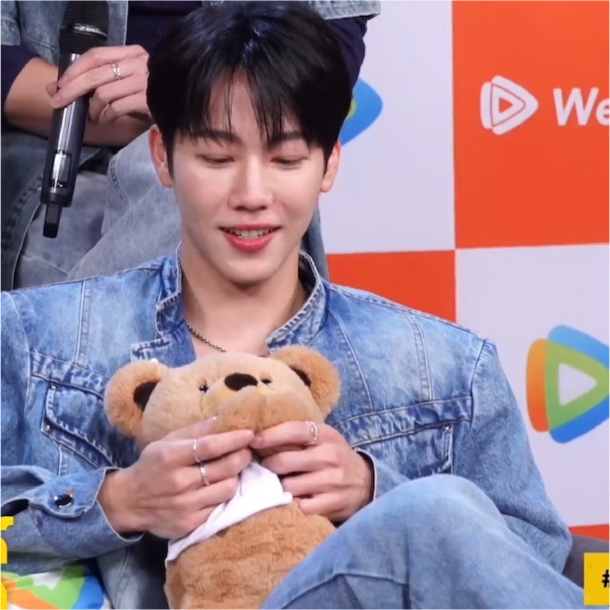 2226_YW's tweet photo. น้องวอ : น่ารักนะเนี่ย หมายถึงผมอะ ผมน่ารักนะเนี่ย

จริงลูก 😭😭 น่ารักคับ คนน่ารักที่รุ้ว่าตุวเองน่ารัก ป้ารักเคะ 

#WeTVxPoliceInLoveLIVE
WeTV LIVE X PIL https://t.co/84qF8lX4TJ