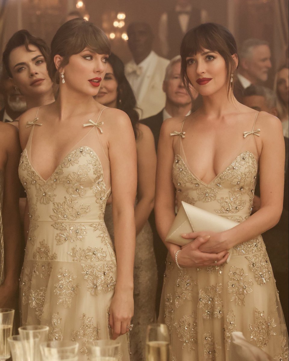 updateswiftbr's tweet photo. Dakota Johnson falou sobre como surgiu a sua participação no videoclipe de “Patient Zero”, de Taylor Swift.

“Taylor e eu somos muito amigas. A gente conversa muito sobre literalmente tudo. E grande parte dessas conversas é sobre crimes reais. Ela é uma pessoa genial e, se a gente fala em construção de universos, eu acho que a mente dela é como um lugar maravilhoso, complexo e extraordinário.”

Além disso, ao ser questionada sobre o casamento e se algum dia as fotos da cerimônia seriam divulgadas, a atriz foi breve na resposta: “Não”.