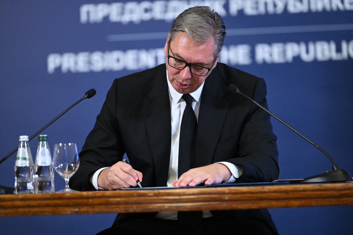 🇷🇸⚖️A notable part of Vučić’s final day in office was his decision to pardon 23 people linked to the political unrest of the past year and a half from both sides of the political divide.
They include 12 members of the so-called “Novi Sad group”, accused of preparing acts against