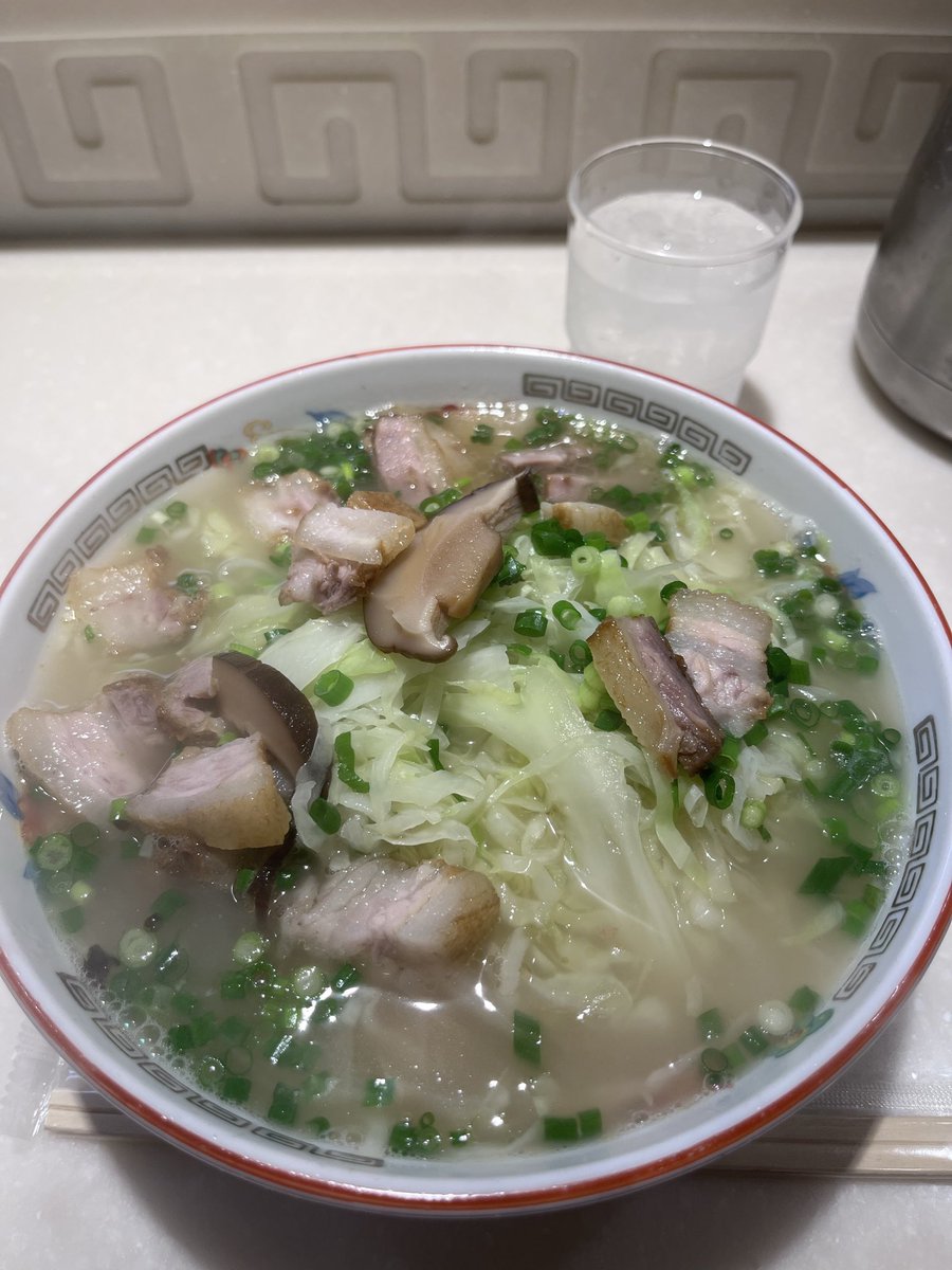 kamiyui248's tweet photo. 初鹿児島、さつま揚げがあんなに美味しいものだとは初めて知った。今まで食べてきたものとは違った。あとは銘菓かるかん。軽そうなのに重い、むちむちして好きです。恋しい。それと天文館のこむらさきのラーメン！初めて食べる味だ！と思ったけど、かなり好みだった。また食べたい。 https://t.co/ThmbTOHa05