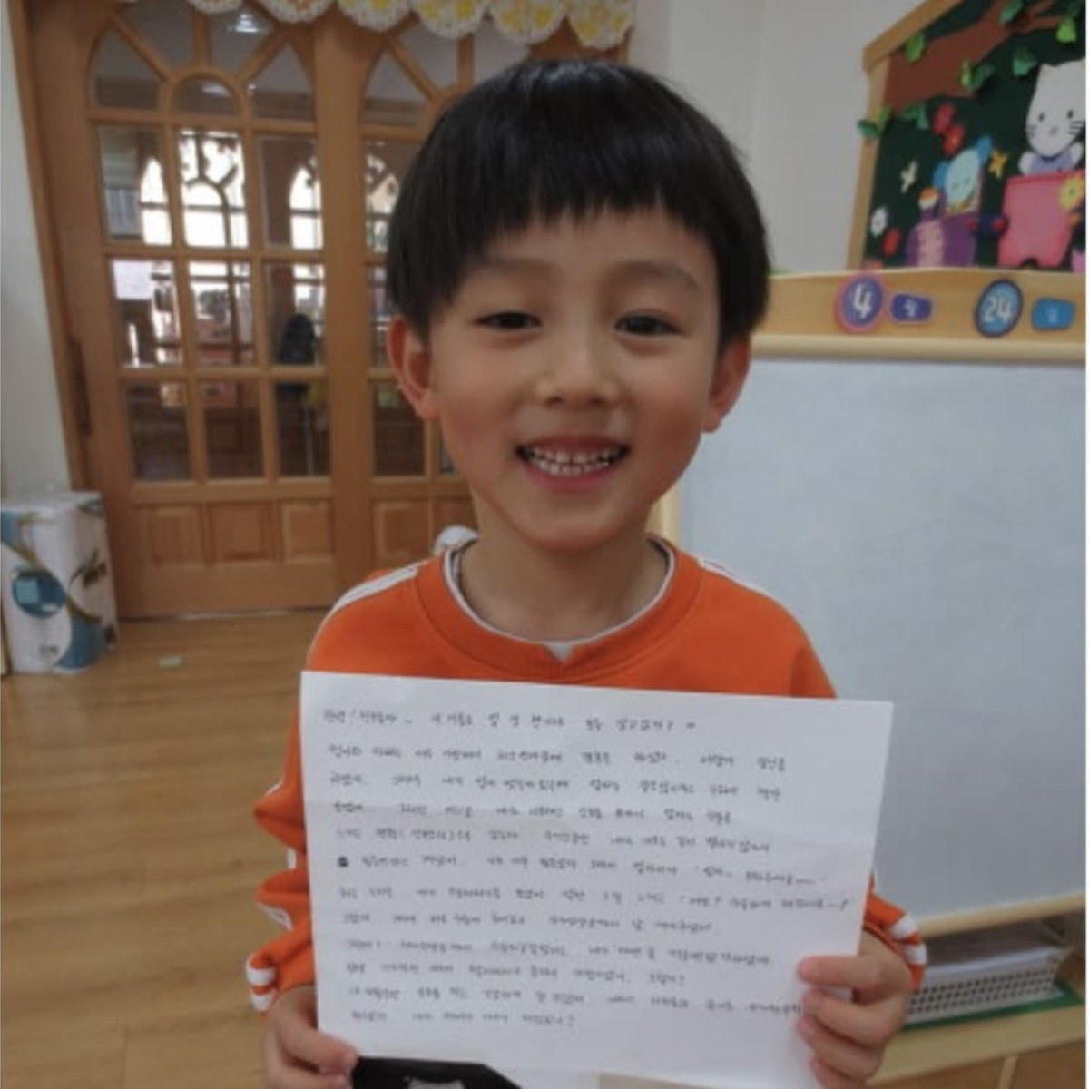 elisseomsen's tweet photo. sama sama lagi nunjukin surat😭 adek huhu 😭💗 https://t.co/xEMgFlgWKF