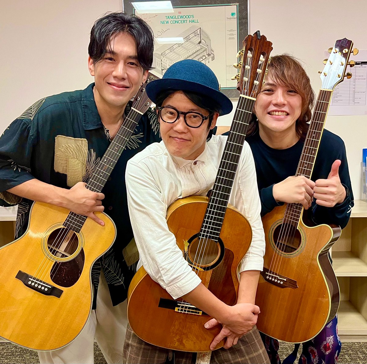 Eiichiro_Taruki's tweet photo. 『LDH と３本のギター』
＠軽井沢 大賀ホール

3本のギターで記念撮影
UEBO／浅見卓矢
お二方とも素晴らしい弦さばき

そして
隆二さんを斜め後から
ガン見しながら演奏するとゆう
非日常的な贅沢体験

ホールの最高の響きに包まれて
会場は終始、愛に溢れていた

共鳴できた皆様に
心から感謝を https://t.co/2WLhhlmxc7