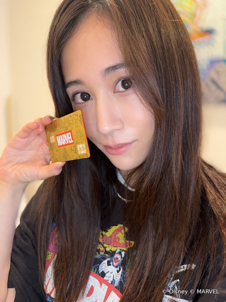 Atsuko_100's tweet photo. ディズニー★JCBカードから、マーベルデザイン「MARVEL HEROES」が登場♥️

側面の赤いデザインもクール♥️👍

マーベル作品が大好きだから、日常でも楽しめるのがうれしい！カードを見るたびに毎日元気でるね！

ポイントで交換できるオリジナルグッズもあるんだって👏
新規入会で、条件を満たすとディズニーポイントやマーベルのオリジナルグッズがもらえるキャンペーンもあるよ♥️

※「MARVEL HEROES」の入会受付は2028年3月31日までとなります。
※ポイント交換アイテムは在庫切れの場合もございます。あ��かじめご了承ください。
※特典・キャンペーンには諸条件があります。詳しくはディズニー・カードクラブサイトをご確認ください。

#PR #ディズニーJCBカード #マーベル #ディズニー