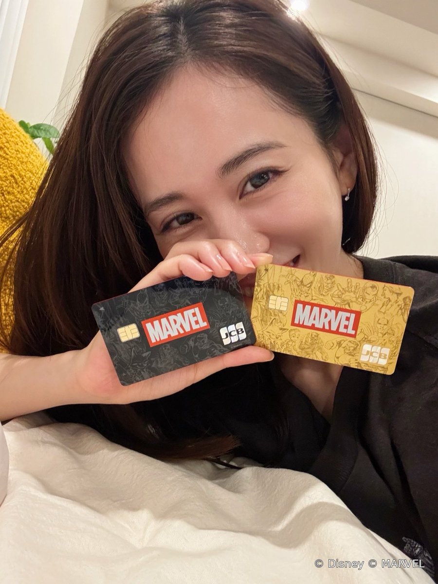 Atsuko_100's tweet photo. ディズニー★JCBカードから、マーベルデザイン「MARVEL HEROES」が登場♥️

側面の赤いデザインもクール♥️👍

マーベル作品が大好きだから、日常でも楽しめるのがうれしい！カードを見るたびに毎日元気でるね！

ポイントで交換できるオリジナルグッズもあるんだって👏
新規入会で、条件を満たすとディズニーポイントやマーベルのオリジナルグッズがもらえるキャンペーンもあるよ♥️

※「MARVEL HEROES」の入会受付は2028年3月31日までとなります。
※ポイント交換アイテムは在庫切れの場合もございます。あ��かじめご了承ください。
※特典・キャンペーンには諸条件があります。詳しくはディズニー・カードクラブサイトをご確認ください。

#PR #ディズニーJCBカード #マーベル #ディズニー