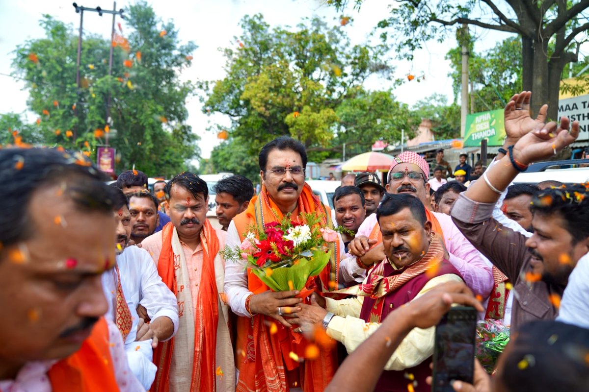 sanjay_saraogi's tweet photo. बांका में प्रथम आगमन पर अमरपुर विधानसभा क्षेत्र के गंगापुर गढ़ेल सहित विभिन्न स्थानों पर माननीय विधायक श्री कुमार प्रणय जी, श्री पूरन लाल टुडू जी, पार्टी के पदाधिकारियों एवं कार्यकर्ताओं ने स्वागत किया।

इस स्नेह और सम्मान के लिए सभी का हृदय से आभार। https://t.co/P0EuIFrdge