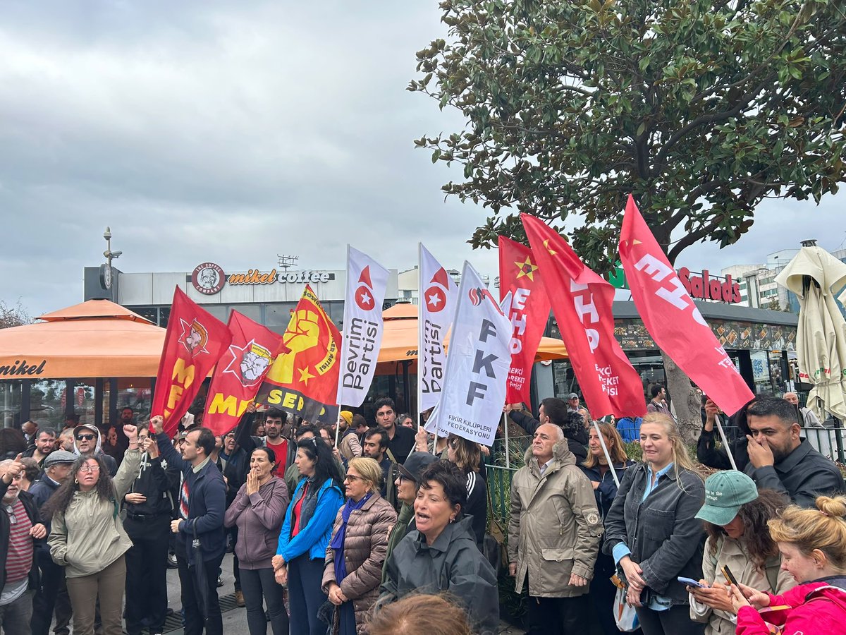 Devrimistanbul_'s tweet photo. 88 gündür tutuklu bulunan Deniz Göktaş, ilk duruşmasının ardından tahliye edildi. Deniz’i karşılamak için Çağlayan Adliyesi önündeydik.

Halkın sesini susturmak isteyenlere karşı sözümüz net:
AKP iktidarı mutlaka yıkılacak, halka karşı suç işleyenler mutlaka hesap verecek. https://t.co/HZYAWAVgHt