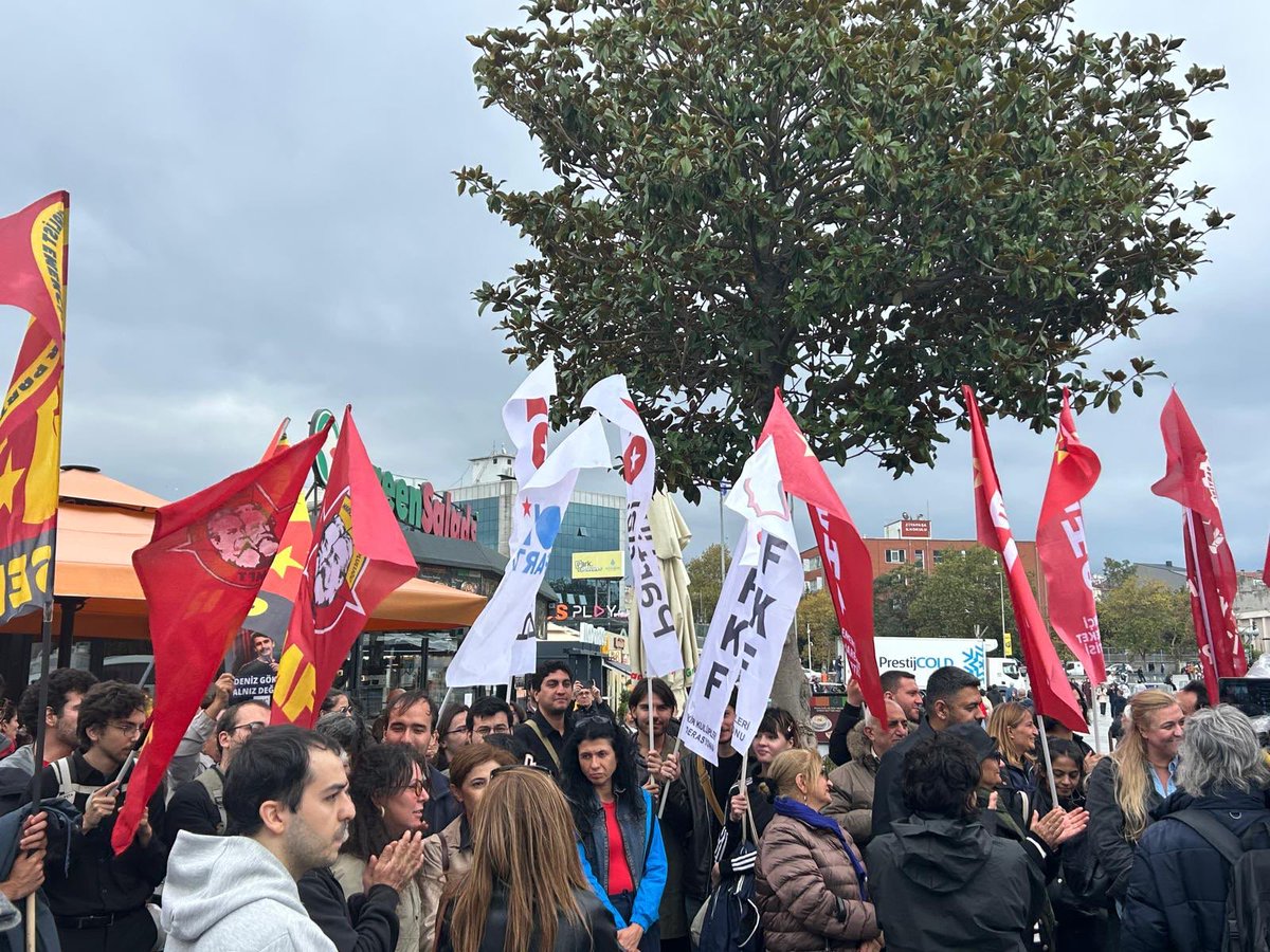 Devrimistanbul_'s tweet photo. 88 gündür tutuklu bulunan Deniz Göktaş, ilk duruşmasının ardından tahliye edildi. Deniz’i karşılamak için Çağlayan Adliyesi önündeydik.

Halkın sesini susturmak isteyenlere karşı sözümüz net:
AKP iktidarı mutlaka yıkılacak, halka karşı suç işleyenler mutlaka hesap verecek. https://t.co/HZYAWAVgHt