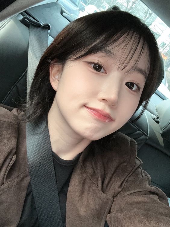 lettersforhae's tweet photo. you mean to say my chubby cheeks haewon is gone??? https://t.co/ZAObcGasMQ