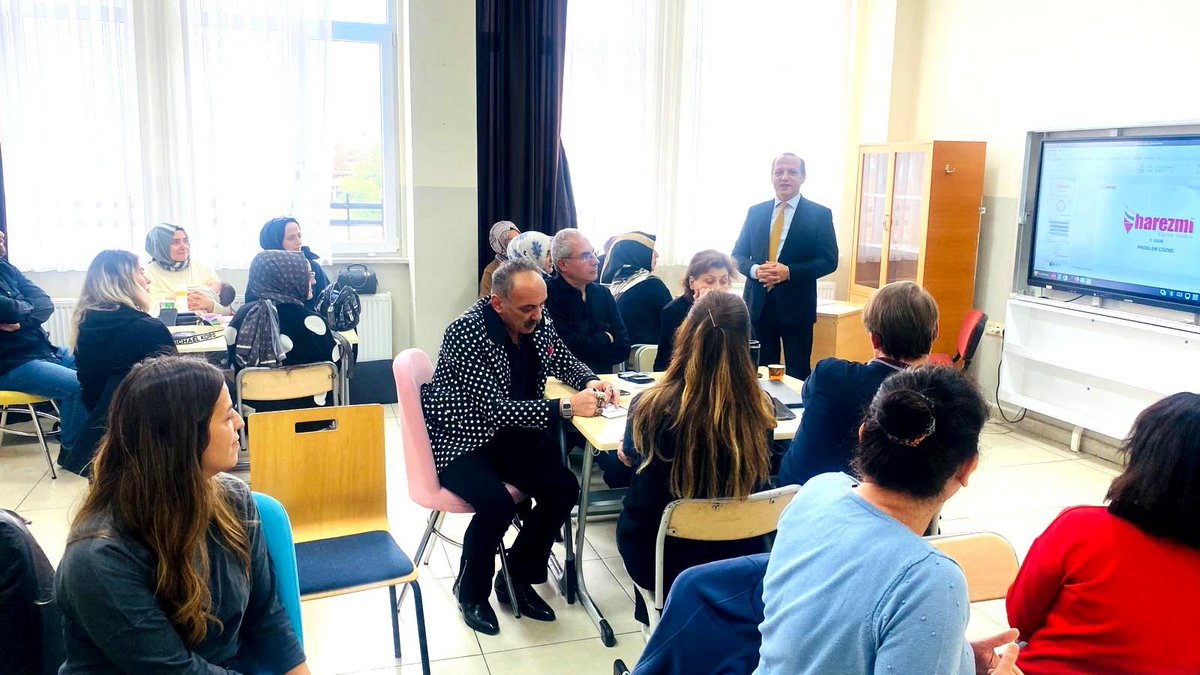 KeciorenMEM's tweet photo. İlçe Millî Eğitim Müdürümüz Sayın İbrahim Şahin, Harezmi Eğitim Modeli kapsamında düzenlenen Hizmet İçi Eğitim Programı’nı ziyaret ederek eğitime katılan öğretmen ve eğitmenlerimizle bir araya geldi.
28 Eylül – 1 Ekim 2026 tarihleri arasında gerçekleştirilen programa, farklı eğitim kademelerinden 30 öğretmenimiz katılıyor.
Program kapsamında; disiplinler arası düşünme, iş birliğine dayalı öğrenme, gerçek yaşam problemlerine çözüm üretme ve teknoloji destekli eğitim süreçleri ele alınıyor.
İlçe Millî Eğitim Müdürümüz Sayın İbrahim Şahin, programın öğretmenlerimizin mesleki gelişimine ve Harezmi Eğitim Modeli’nin ilçemizde yaygınlaştırılmasına katkı sağlamasını temenni ederek katılımcılara başarılar diledi.
@ibrahimsah61 @Murat4Kucukali @MemAnkara @meb_ogm @tcmeb
#HarezmiEğitimModeli