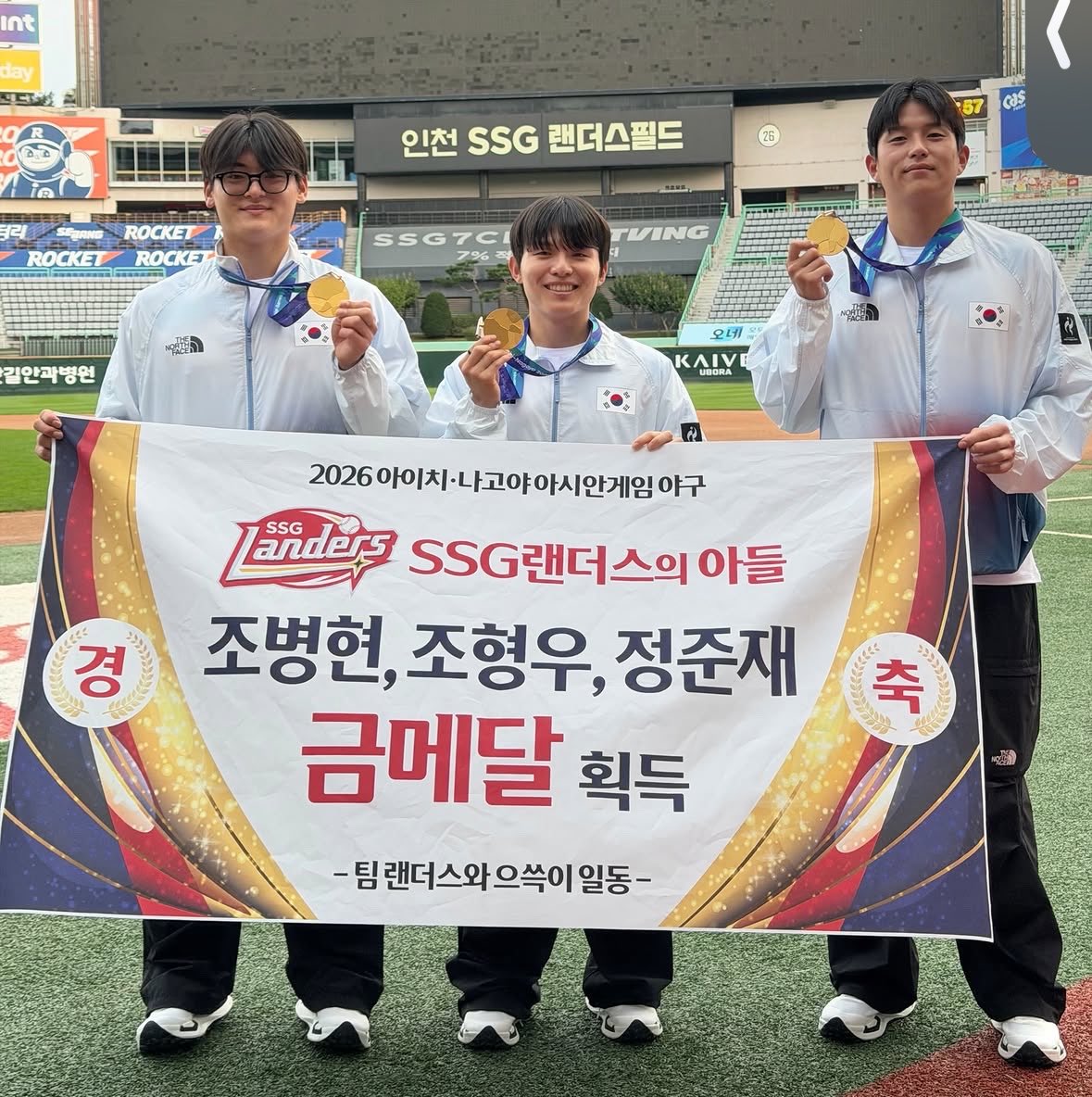 for_sunghan's tweet photo. 멀리서 쓱튜브가 현수막 들고 있는 거 보고 인사하는 것도 곧 갈 테니까 조금만 기다려달라는 눈빛 보내면서 고개 끄덕이는 것도 준재다워서 좋음 (˃̶᷄‧̫ ˂̶᷅๑) https://t.co/pheOpB9fjj