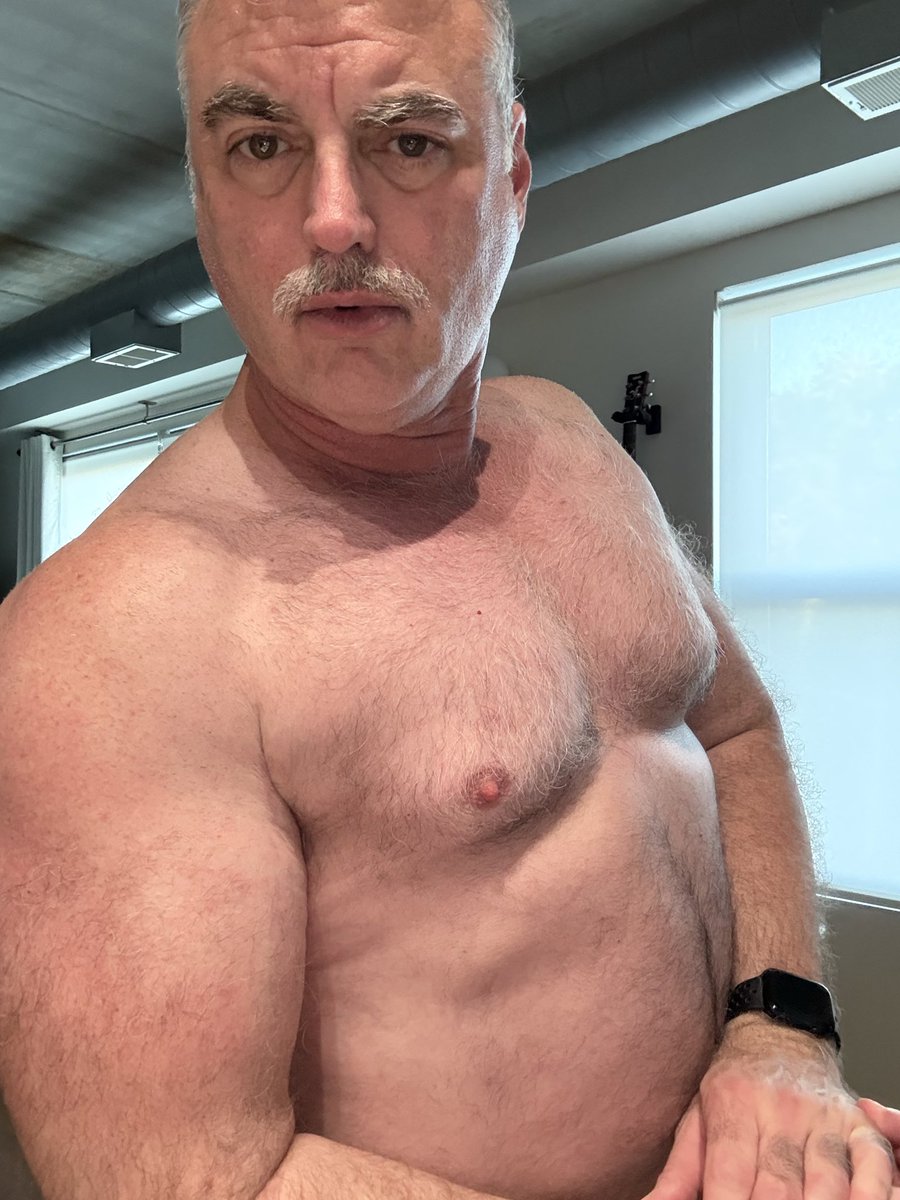BeefyDutchDaddy's tweet photo. Post-gym pumps. #gaydaddy #gaymuscle #pecpumps https://t.co/AjqUrTVLOZ