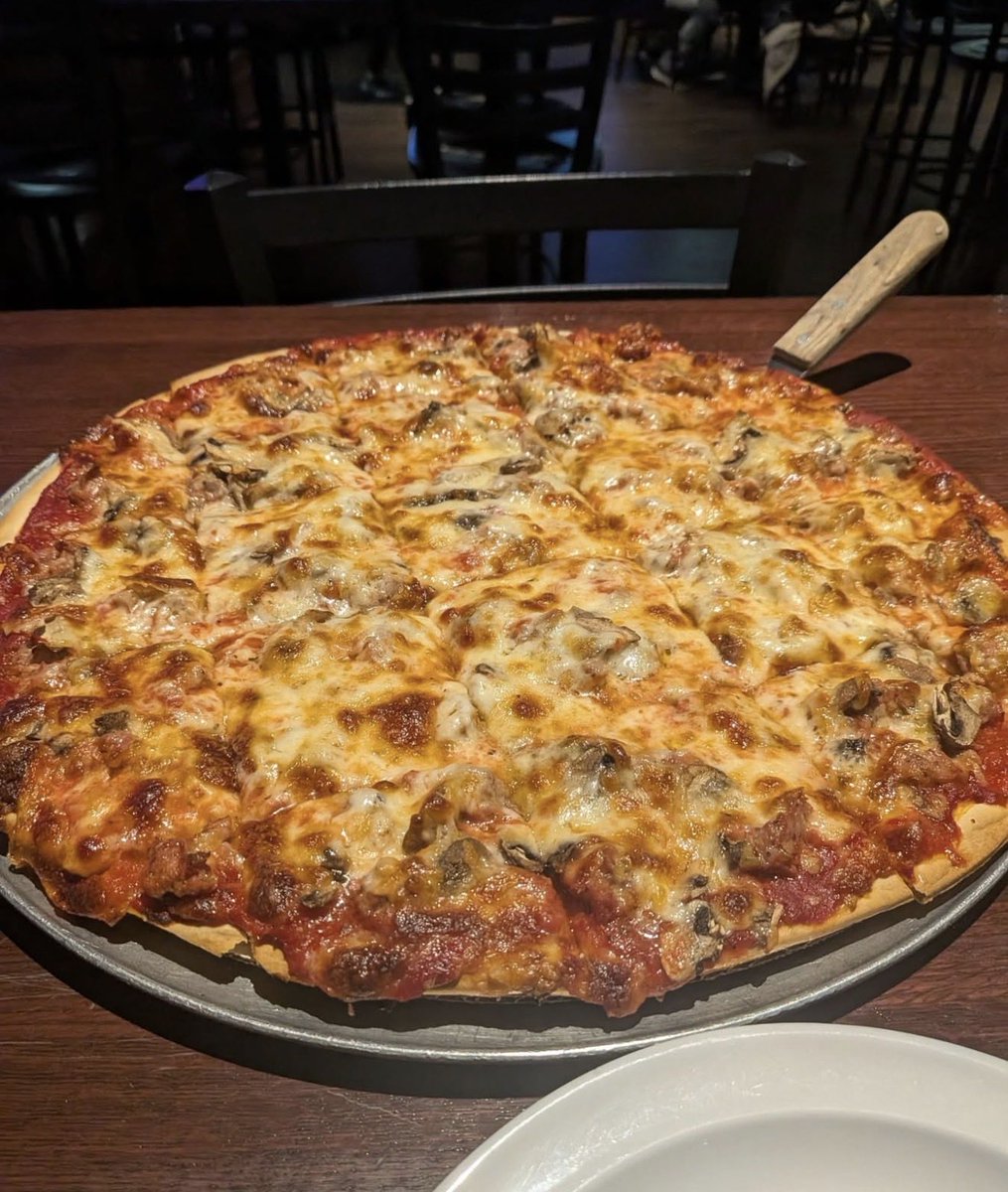 FoodPleaser's tweet photo. Pizza time 🍕 https://t.co/L951F8rkdU