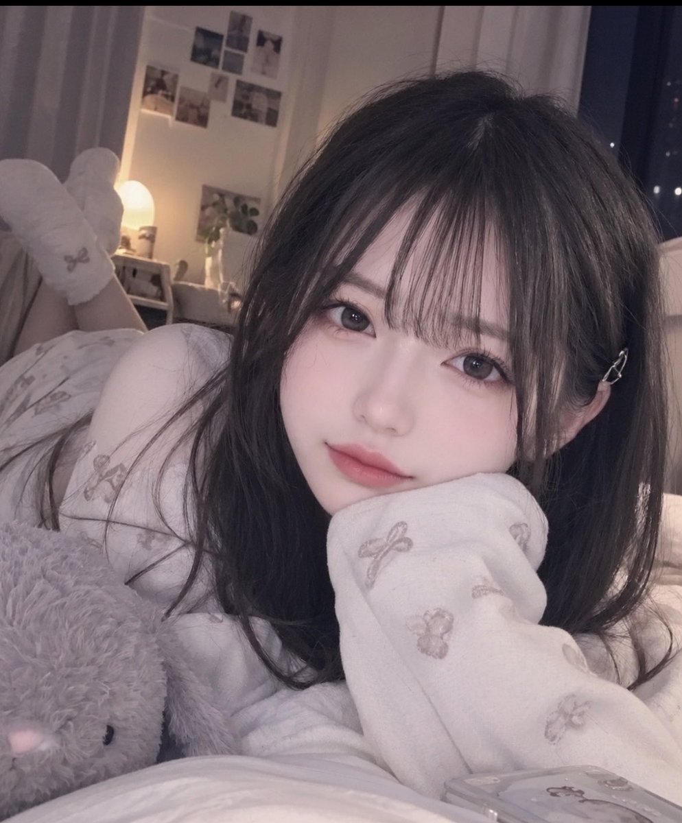 Motedou98p's tweet photo. 今日はもう少しだけ、ここでゆっくりしてたい…🌙
みんなはもう寝る準備できた？🧸

#凛の日常 #おやすみ前 #夜のひととき #AI美女 #AI彼女 #ゆるふわ女子 #おやすみなさい https://t.co/T8MZUljLKr