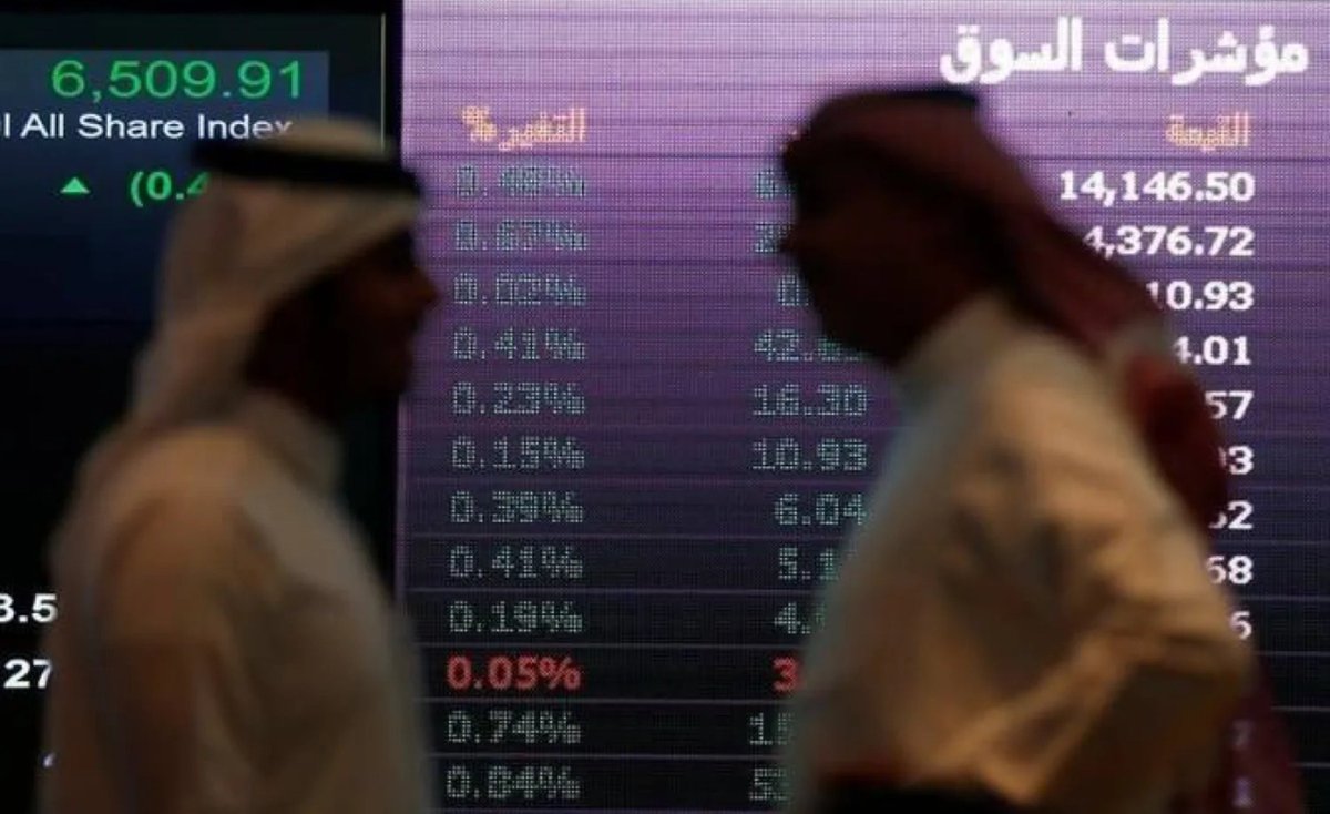 THEWOLFOFTASI's tweet photo. 🔴 قيود جديدة على التداول الخوارزمي والبداية من نوفمبر القادم 📊✅

تتجه هيئة السوق لتنظيم التداول الخوارزمي للحد من الأوامر غير الفعالة ورفع كفاءة السوق ..

أبرز المقترحات :
ألا يتجاوز عدد الأوامر الخوارزمية 20 أمراً لكل صفقة منفذة، مع استثناء الأسهم ذات السيولة العالية جداً ..

طيب ليش كثرة الأوامر مشكلة؟
لأن جزءاً كبيراً منها قد يُلغى أو يُعدّل دون أن يتحول إلى صفقات فعلية ما قد يضغط على الأنظمة.

التداول الخوارزمي يمثل حالياً نحو 25% من تداولات السوق السعودي

السؤال الأهم..
هل القيود تعني تراجع السيولة؟
ليس بالضرورة، فقد تؤدي إلى تقليل الأوامر غير الفعالة دون التأثير بنفس النسبة على السيولة الحقيقية..

وتشمل الأحكام أيضاً متطلبات لاختبار الخوارزميات ومراقبتها، مع إمكانية إيقافها عند حدوث خلل..

متى يبدأ التطبيق؟
من المقرر البدء بالأحكام النهائية في 1 نوفمبر 2026..