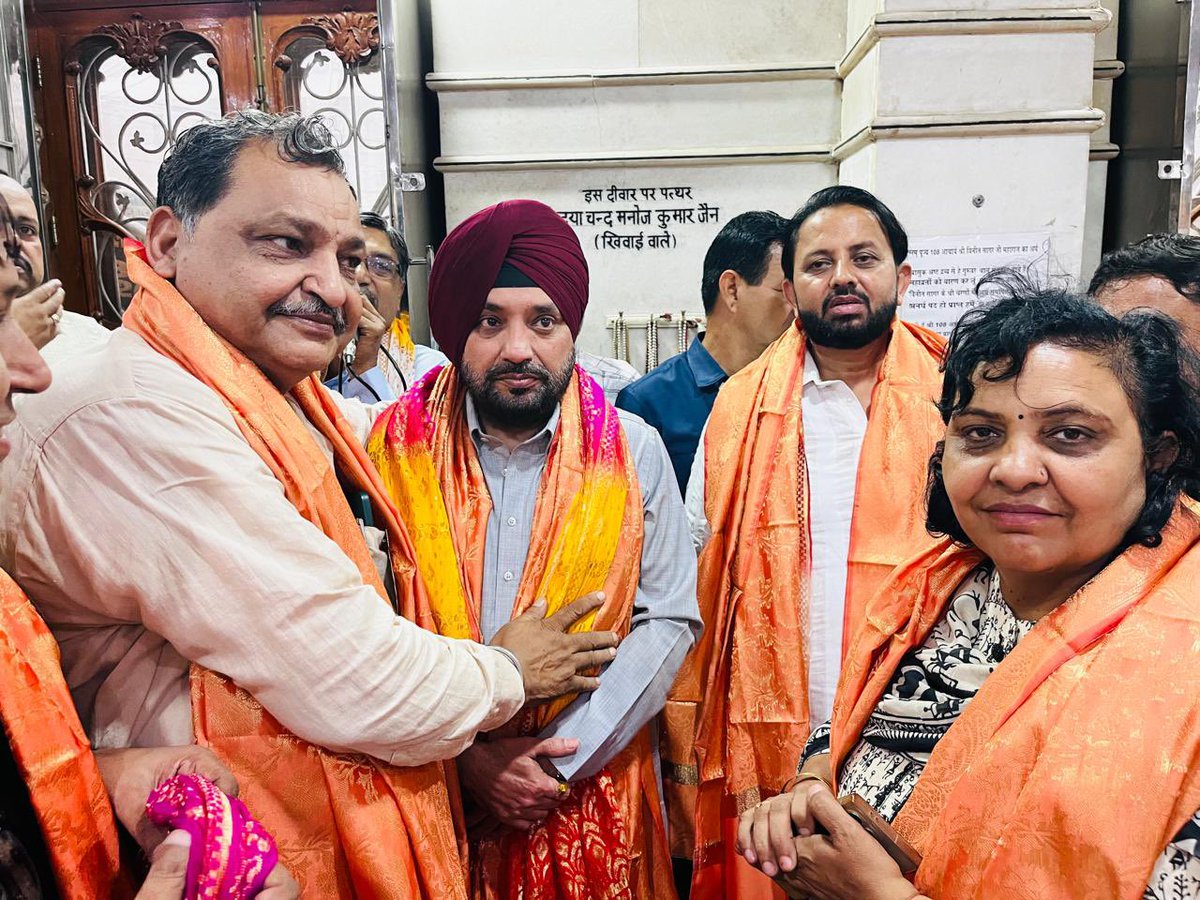 ArvinderLovely's tweet photo. आज श्री 1008 पार्श्वनाथ दिगम्बर जैन मंदिर, रघुवरपुरा नं. 2 की वार्षिक रथयात्रा में सम्मिलित हुआ। भगवान पार्श्वनाथ जी की इस पावन रथयात्रा में उमड़ा श्रद्धालुओं का सैलाब इस बात का प्रमाण है कि हमारी सनातन जैन परंपरा आज भी उतनी ही जीवंत और ऊर्जावान है। ऐसे धार्मिक आयोजन न केवल आस्था को सुदृढ़ करते हैं, बल्कि समाज में एकता और सांस्कृतिक चेतना का भी संचार करते हैं।

श्री 1008 पार्श्वनाथ दिगम्बर जैन मंदिर कमेटी के प्रधान श्री रविंद्र कुमार जैन जी एवं समस्त पदाधिकारियों को इस भव्य आयोजन के लिए हार्दिक बधाई एवं शुभकामनाएं।

इस अवसर पर निगम पार्षद प्रिया कंबोज जी एवं पूर्व निगम प्रत्याशी राजेश शर्मा जी उपस्थित रहे।