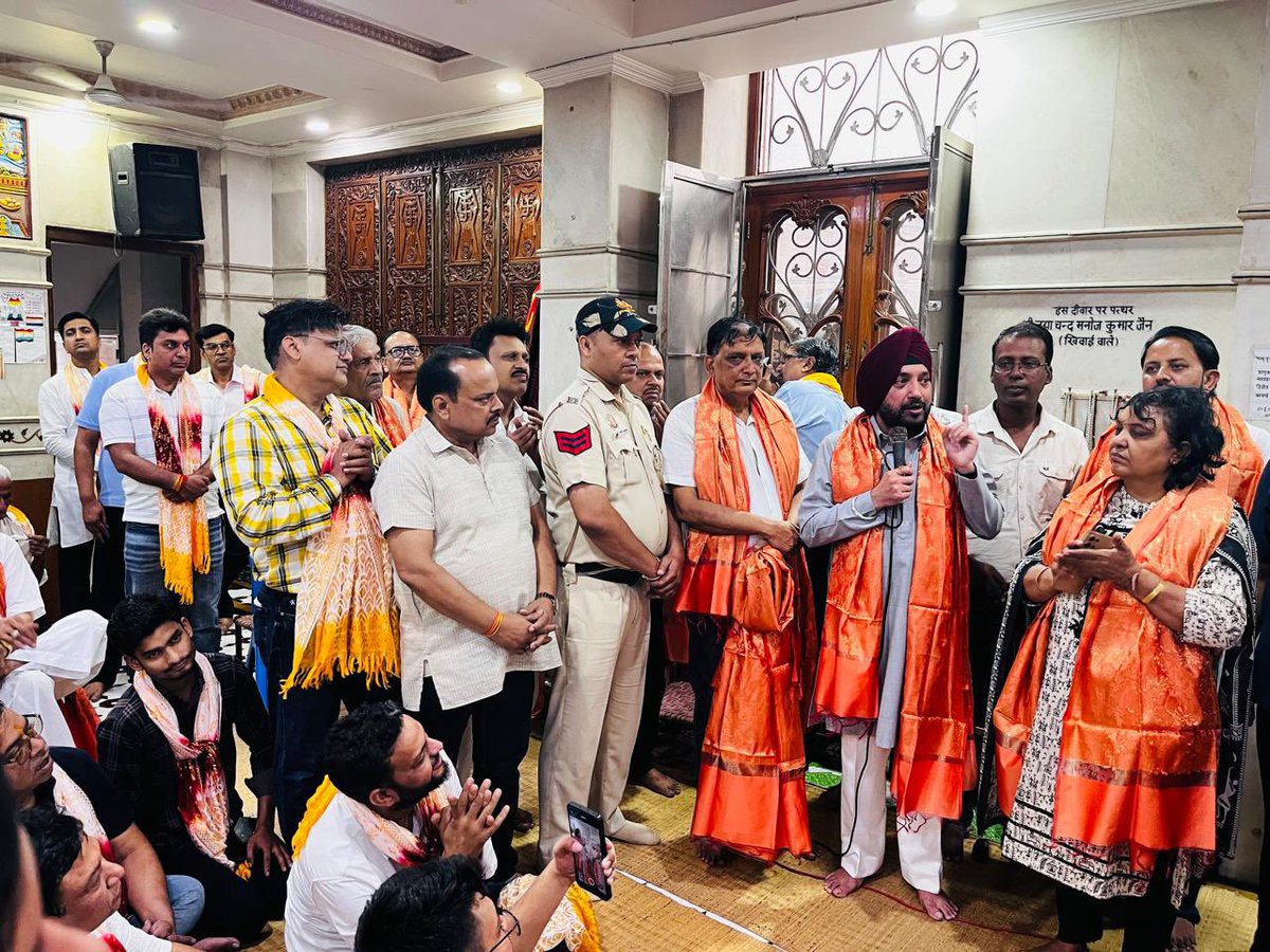 ArvinderLovely's tweet photo. आज श्री 1008 पार्श्वनाथ दिगम्बर जैन मंदिर, रघुवरपुरा नं. 2 की वार्षिक रथयात्रा में सम्मिलित हुआ। भगवान पार्श्वनाथ जी की इस पावन रथयात्रा में उमड़ा श्रद्धालुओं का सैलाब इस बात का प्रमाण है कि हमारी सनातन जैन परंपरा आज भी उतनी ही जीवंत और ऊर्जावान है। ऐसे धार्मिक आयोजन न केवल आस्था को सुदृढ़ करते हैं, बल्कि समाज में एकता और सांस्कृतिक चेतना का भी संचार करते हैं।

श्री 1008 पार्श्वनाथ दिगम्बर जैन मंदिर कमेटी के प्रधान श्री रविंद्र कुमार जैन जी एवं समस्त पदाधिकारियों को इस भव्य आयोजन के लिए हार्दिक बधाई एवं शुभकामनाएं।

इस अवसर पर निगम पार्षद प्रिया कंबोज जी एवं पूर्व निगम प्रत्याशी राजेश शर्मा जी उपस्थित रहे।