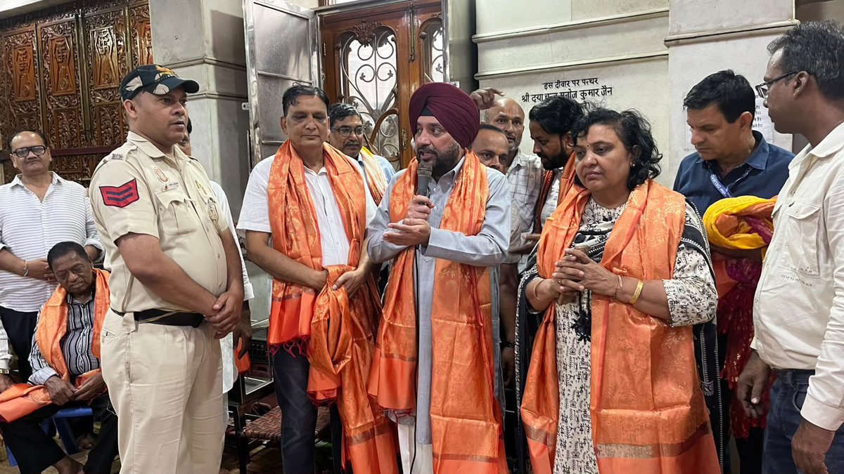 ArvinderLovely's tweet photo. आज श्री 1008 पार्श्वनाथ दिगम्बर जैन मंदिर, रघुवरपुरा नं. 2 की वार्षिक रथयात्रा में सम्मिलित हुआ। भगवान पार्श्वनाथ जी की इस पावन रथयात्रा में उमड़ा श्रद्धालुओं का सैलाब इस बात का प्रमाण है कि हमारी सनातन जैन परंपरा आज भी उतनी ही जीवंत और ऊर्जावान है। ऐसे धार्मिक आयोजन न केवल आस्था को सुदृढ़ करते हैं, बल्कि समाज में एकता और सांस्कृतिक चेतना का भी संचार करते हैं।

श्री 1008 पार्श्वनाथ दिगम्बर जैन मंदिर कमेटी के प्रधान श्री रविंद्र कुमार जैन जी एवं समस्त पदाधिकारियों को इस भव्य आयोजन के लिए हार्दिक बधाई एवं शुभकामनाएं।

इस अवसर पर निगम पार्षद प्रिया कंबोज जी एवं पूर्व निगम प्रत्याशी राजेश शर्मा जी उपस्थित रहे।