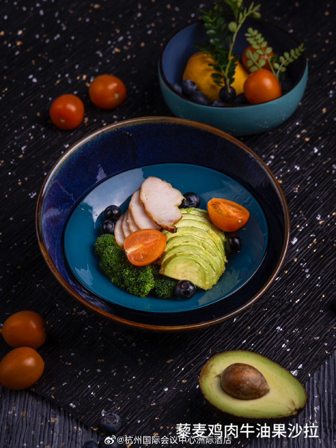 Walsheub46's tweet photo. Hoy almuerzo un bowl de quinoa con aguacate, tomates cherry y un toque de limón, ligero y delicioso para seguir el día! https://t.co/zaGaMCn3EY