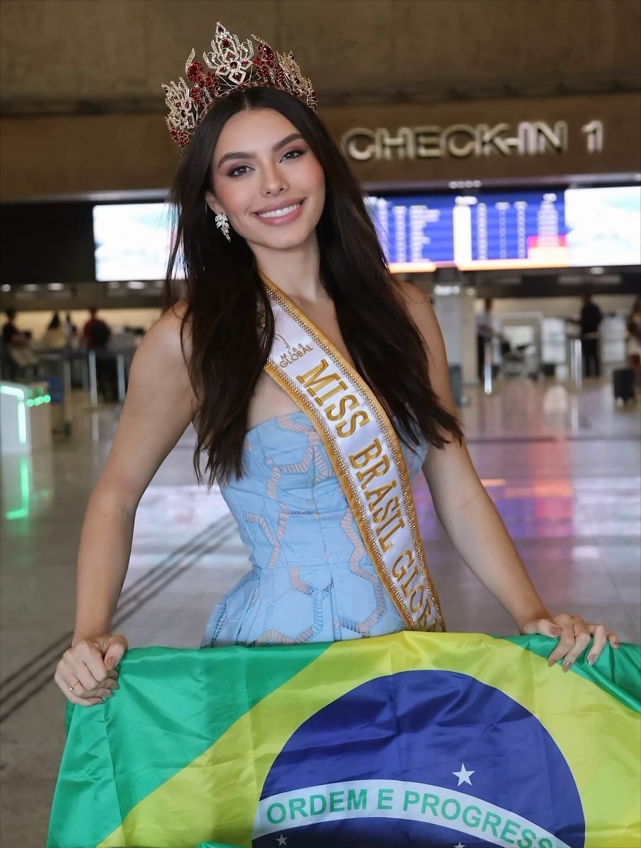 Little_n88's tweet photo. 🇧🇷🇹🇭 Giovanna Starling (#MissGlobalBrazil2026) is the first delegate to arrive in #Thailand for #MissGlobal2026. She looks absolutely stunning in traditional Thai attire for her first moments here! Welcome to Thailand! ✨ #TPNGlobal #Thaidress #UNESCO #Thainationalcostume https://t.co/OtdPPdeoHE