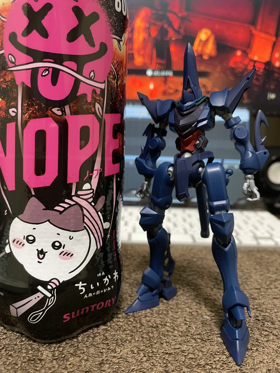 ensa_d_kuma's tweet photo. なんかすごくしんどくてカロリー補給のnope、飲んでて気付いたちいかわ。

と、ハンブラビ本体が大体でけた。
足の装甲ない方がカッコいい気がする（取り付け用パーツを切り落とす勇気はない🙄） https://t.co/kuSwjauXuz