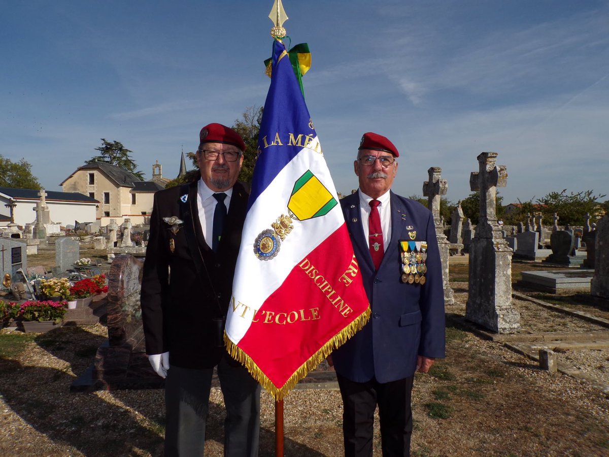886s_mm's tweet photo. Notre drapeau porté par Jacky Bertin, le président Marc Pérez et les médaillés parachutistes représentaient notre section lors des cérémonies de la Saint-Michel à Rom organisé par l' Union Nationale des Parachutistes section 79 Pierre Saivres d'autres photos sur leur facebook https://t.co/NAd6IMIpP8
