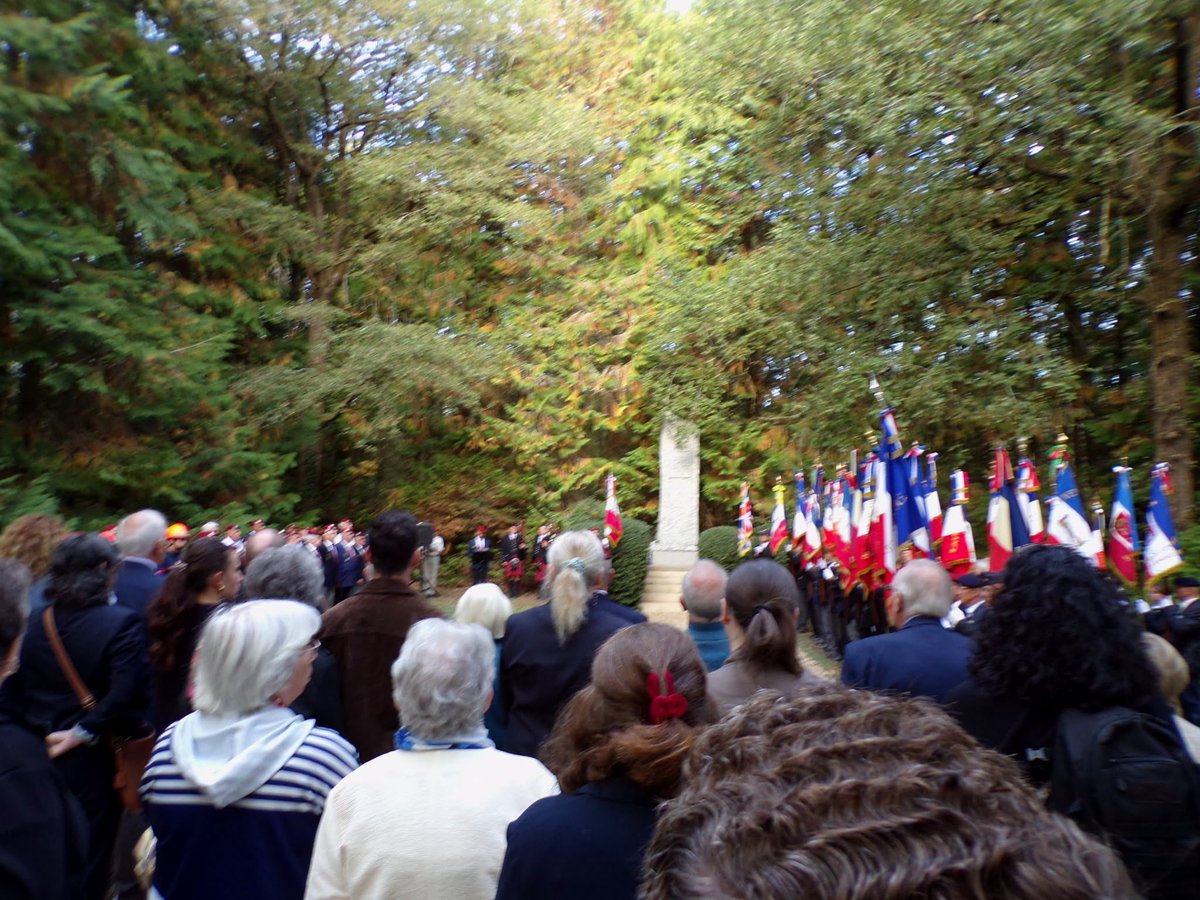 886s_mm's tweet photo. Notre drapeau porté par Jacky Bertin, le président Marc Pérez et les médaillés parachutistes représentaient notre section lors des cérémonies de la Saint-Michel à Rom organisé par l' Union Nationale des Parachutistes section 79 Pierre Saivres d'autres photos sur leur facebook https://t.co/NAd6IMIpP8