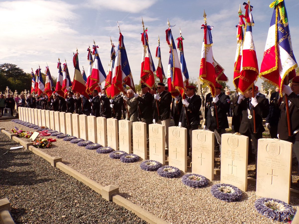 886s_mm's tweet photo. Notre drapeau porté par Jacky Bertin, le président Marc Pérez et les médaillés parachutistes représentaient notre section lors des cérémonies de la Saint-Michel à Rom organisé par l' Union Nationale des Parachutistes section 79 Pierre Saivres d'autres photos sur leur facebook https://t.co/NAd6IMIpP8