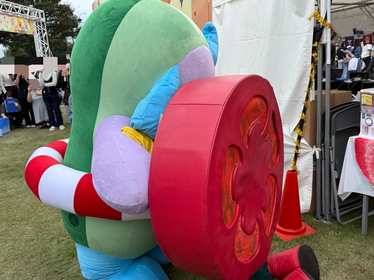 ricopin4649's tweet photo. アボシャン、ブースがお隣だったトマから一緒に遊べて楽しかったトマァ〜🍅

#ご当地キャラカーニバル
#AVOCEAN https://t.co/vFaqITuQ7q
