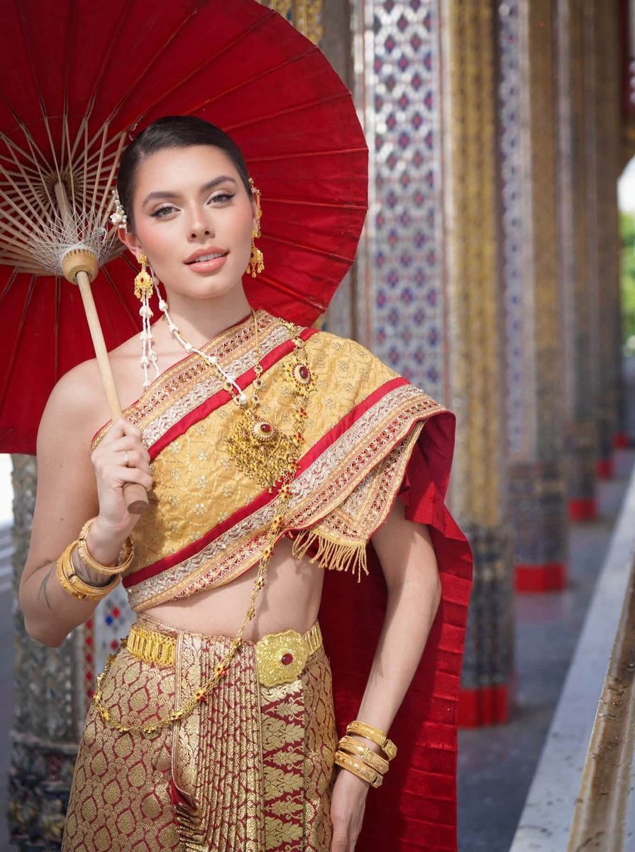 Little_n88's tweet photo. 🇧🇷🇹🇭 Giovanna Starling (#MissGlobalBrazil2026) is the first delegate to arrive in #Thailand for #MissGlobal2026. She looks absolutely stunning in traditional Thai attire for her first moments here! Welcome to Thailand! ✨ #TPNGlobal #Thaidress #UNESCO #Thainationalcostume https://t.co/OtdPPdeoHE