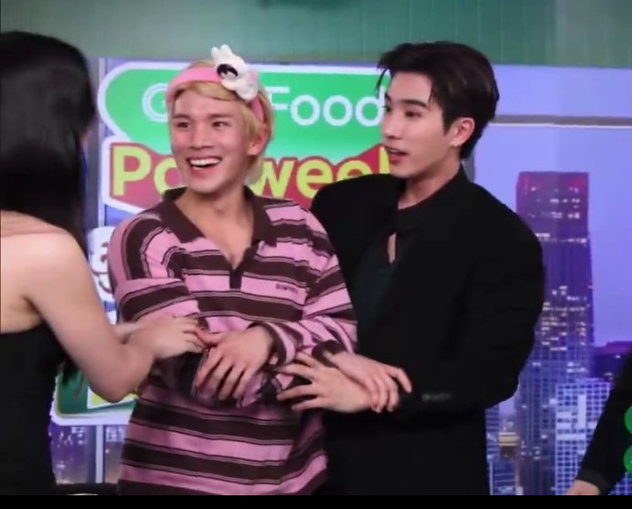 VBlack_M's tweet photo. คือแมวเดินเข้าไลฟ์ตาเพิ้ดรวบเข้าเอวหมดไม่สนเคะใคร กุชอบมาก มันทรงเมะจากจิดวินยาน https://t.co/l1KUJiVPLM