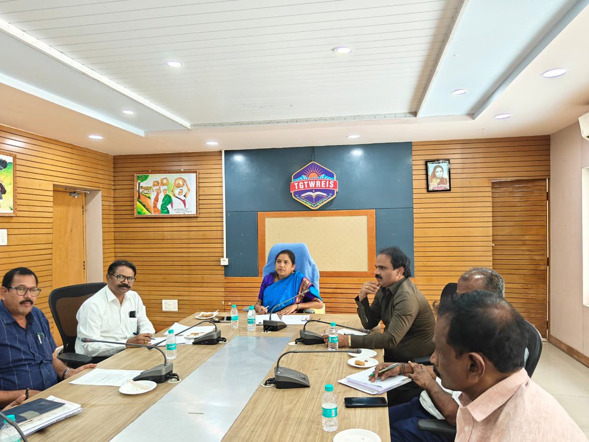 TGTWREI_Society's tweet photo. Review Meeting with TGTWREI Unions

📍 KB Conference Hall, TGTWREIS Head Office, Hyderabad

A Review Meeting with the TGTWREI Unions was conducted under the guidance of the Secretary, TGTWREIS, at the KB Conference Hall, TGTWREI Head Office, Hyderabad.

The meeting focused on discussing key issues, challenges and various matters related to the welfare of the staff and effective functioning of the institutions.

 The Secretary interacted with the Union representatives, reviewed the concerns raised, and discussed appropriate measures for addressing the issues and strengthening the overall functioning of TGTWREIS
