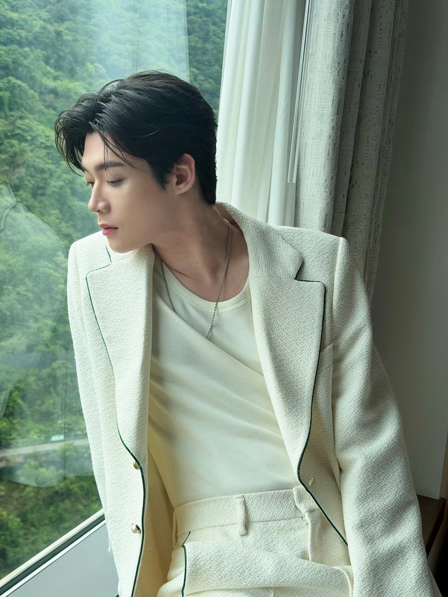 Better_cxy97's tweet photo. It is such a wonderful sight to see Kim Yoon Sik grace Paris Fashion Week. His deep gaze and calm presence show incredible fashion digestibility. He doesn’t just wear clothes; he tells a story through every look.
#Yoonzip #김윤식 #KimYoonSik #金允植 https://t.co/MppE1TSzx7