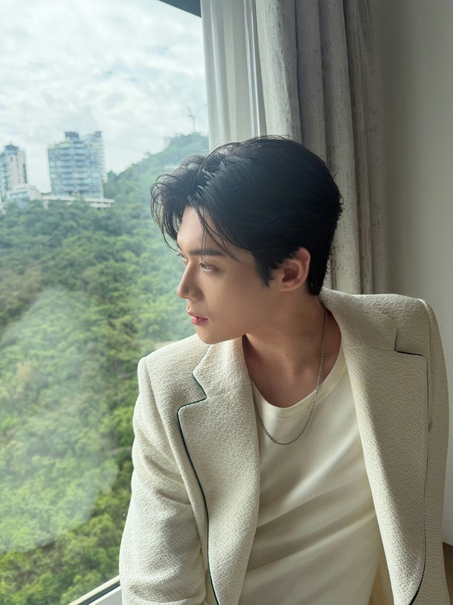 Better_cxy97's tweet photo. It is such a wonderful sight to see Kim Yoon Sik grace Paris Fashion Week. His deep gaze and calm presence show incredible fashion digestibility. He doesn’t just wear clothes; he tells a story through every look.
#Yoonzip #김윤식 #KimYoonSik #金允植 https://t.co/MppE1TSzx7