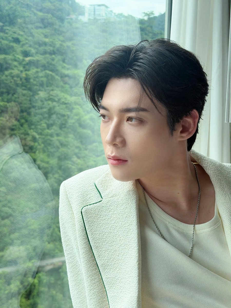 Better_cxy97's tweet photo. It is such a wonderful sight to see Kim Yoon Sik grace Paris Fashion Week. His deep gaze and calm presence show incredible fashion digestibility. He doesn’t just wear clothes; he tells a story through every look.
#Yoonzip #김윤식 #KimYoonSik #金允植 https://t.co/MppE1TSzx7